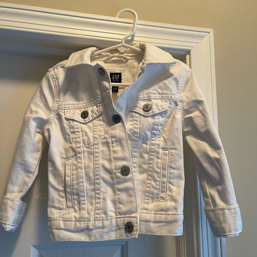 Gap white denim Jacket. Pocket sand sleeves roll up nicely for more flair.
